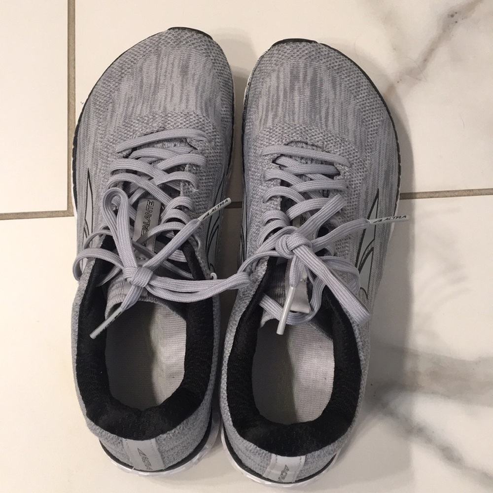 Zero drop running shoe